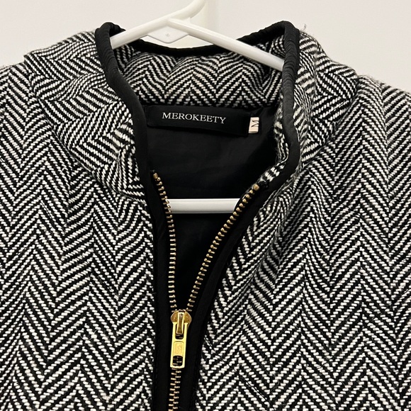 Women's Black and White Herringbone Puffer Vest - Picture 4 of 7